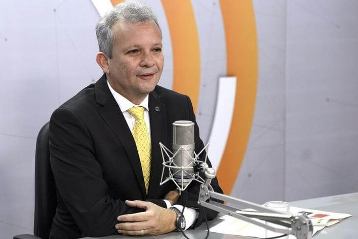 Ministro André Figueiredo discute melhorias para rádios comunitárias