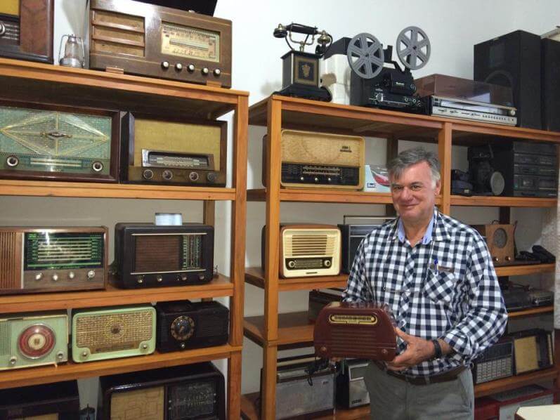Coleção mostra mais de cem rádios antigos em funcionamento