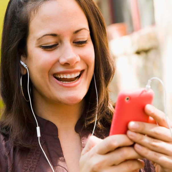 Rádio no celular lidera audiência de áudio nos EUA
